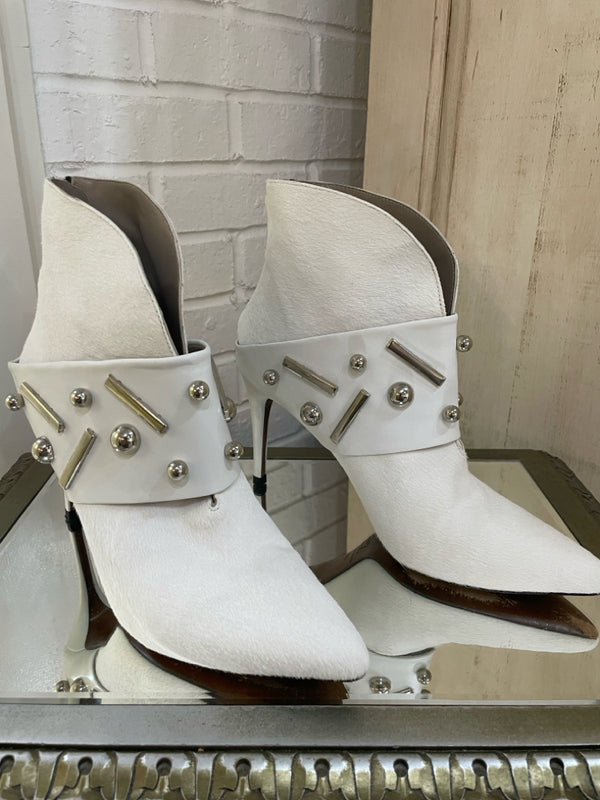 DONALD PLINER Size 9 White Booties