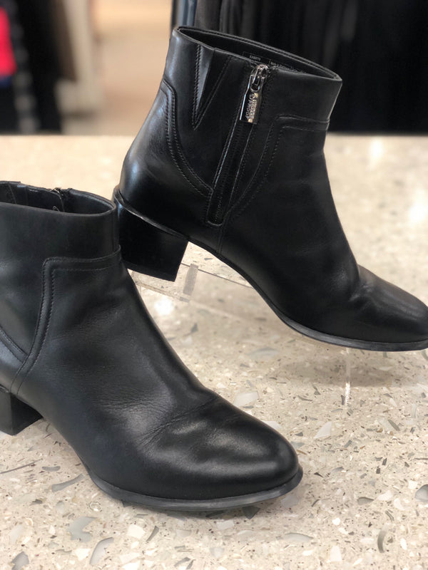 VIONIC Size 7 Black Booties