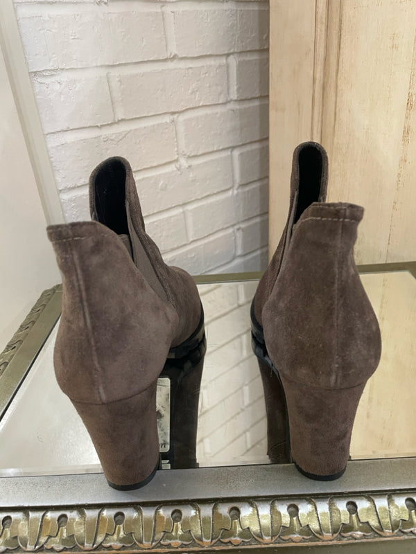 STUART WEITZMAN Size 7 Driftwood Booties