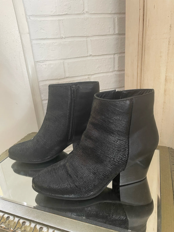 VAN ELI Size 8 Black Booties