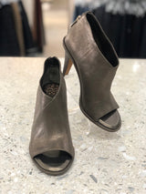 VINCE CAMUTO Size 6 Bronze Heels