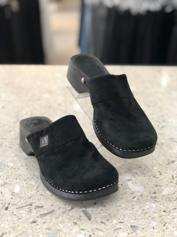 CHANEL Size 38 Black Clogs