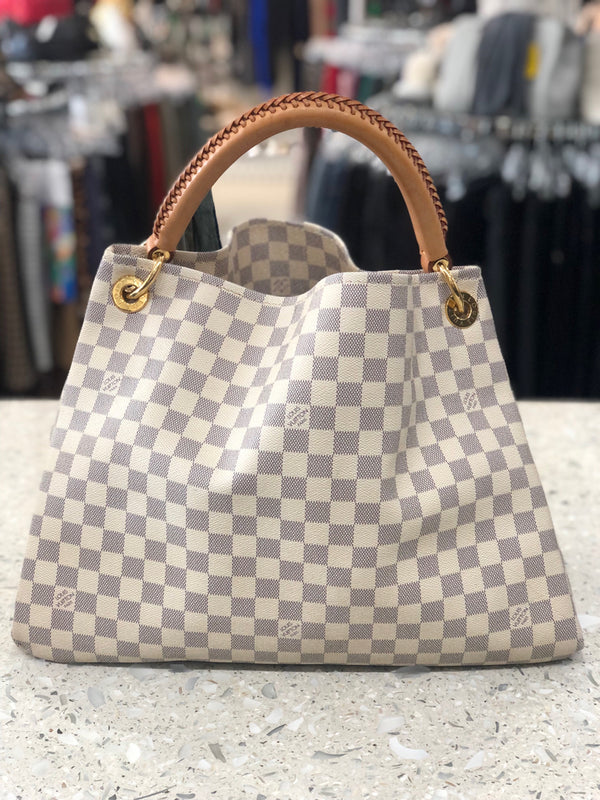 LOUIS VUITTON Shoulder Bags