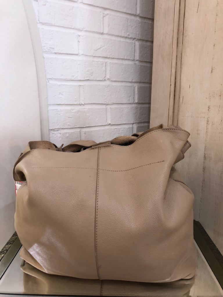 VINCE CAMUTO Shoulder Bags