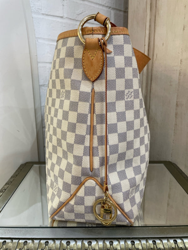 LOUIS VUITTON Shoulder Bags