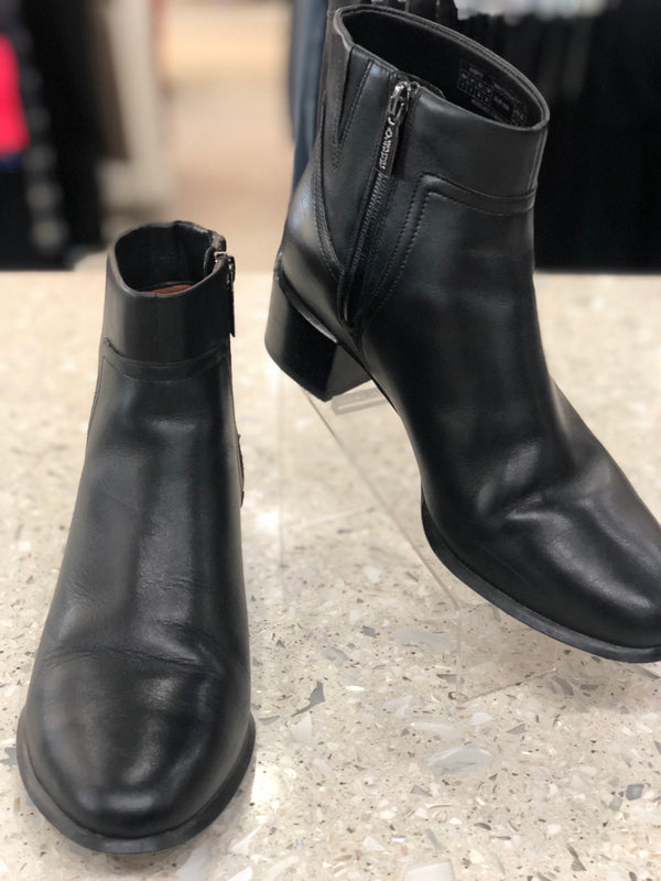 VIONIC Size 7 Black Booties