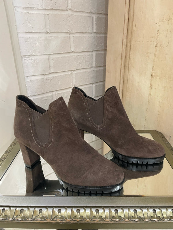 STUART WEITZMAN Size 7 Driftwood Booties