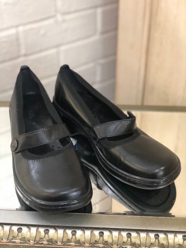 CLARKS Size 7 Black Loafers