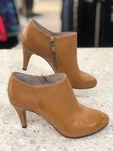 VINCE CAMUTO Size 6 Camel Booties