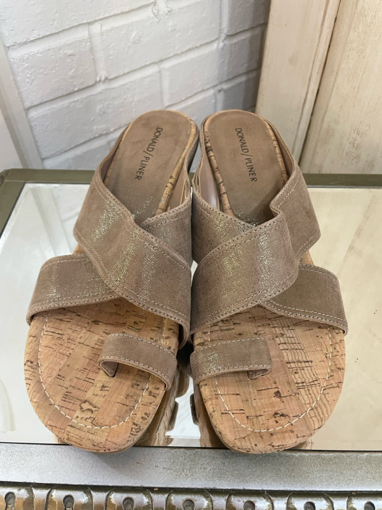DONALD PLINER Size 9.5 Khaki Sandals