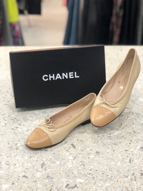 CHANEL Size 37.5 Cream Flats