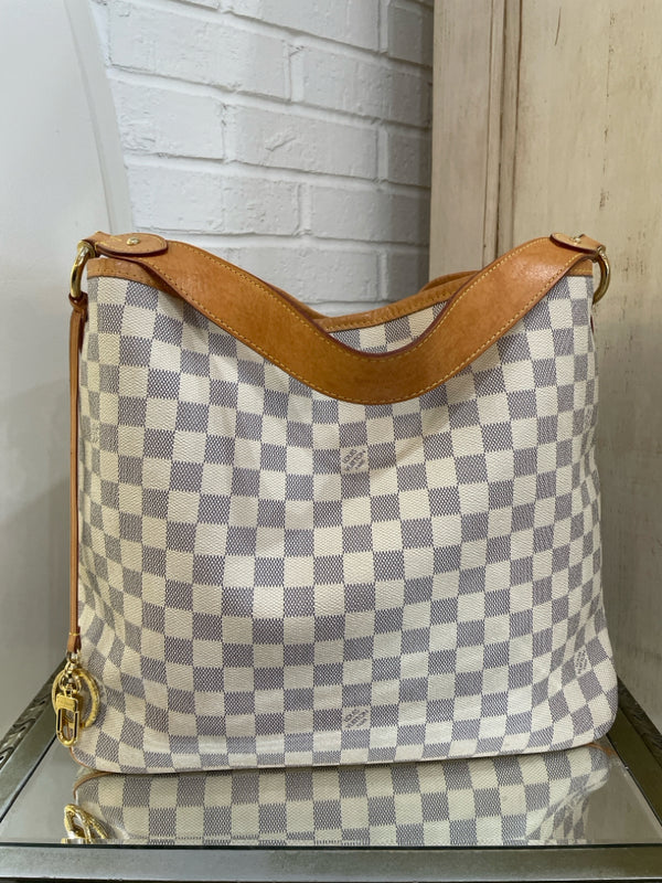 LOUIS VUITTON Shoulder Bags