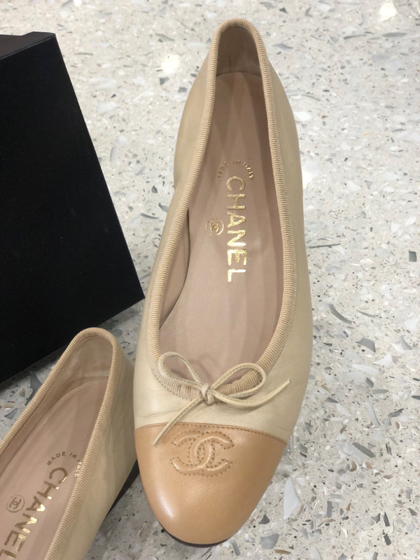 CHANEL Size 37.5 Cream Flats