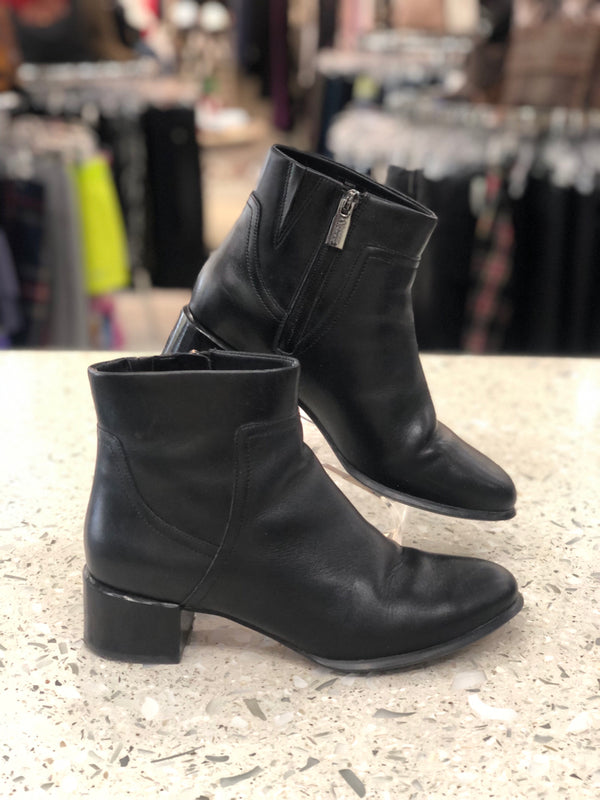 VIONIC Size 7 Black Booties