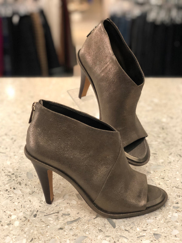 VINCE CAMUTO Size 6 Bronze Heels