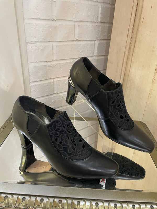 BRIGHTON Size 8.5 Black Pumps