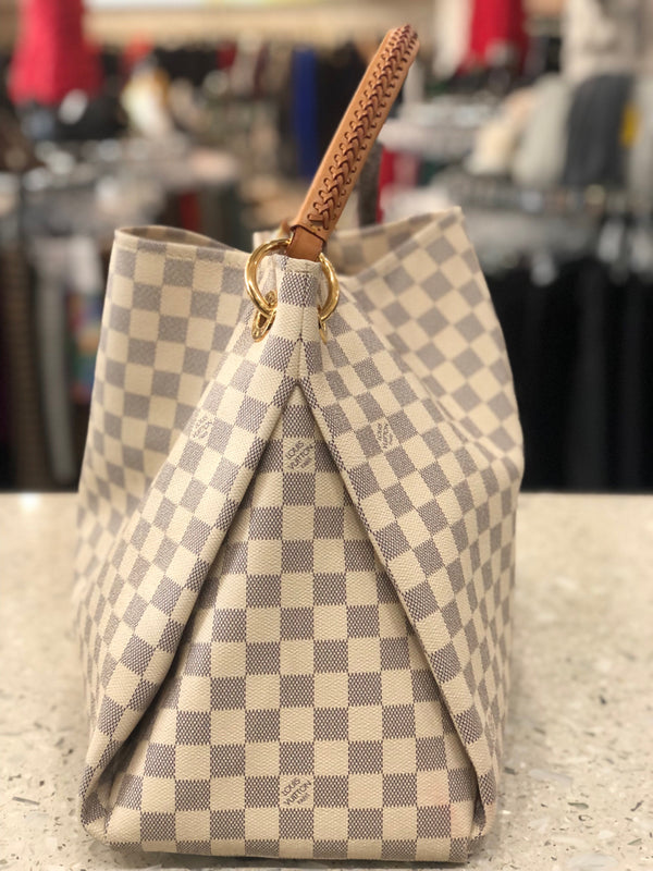 LOUIS VUITTON Shoulder Bags