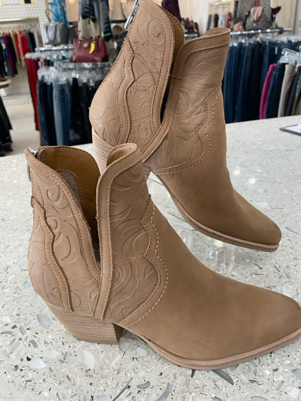 DOLCE VITA Size 7.5 Brown Booties