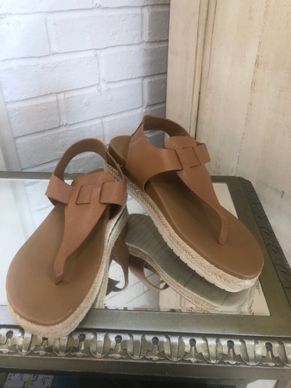VINCE Size 6.5 Camel Sandals